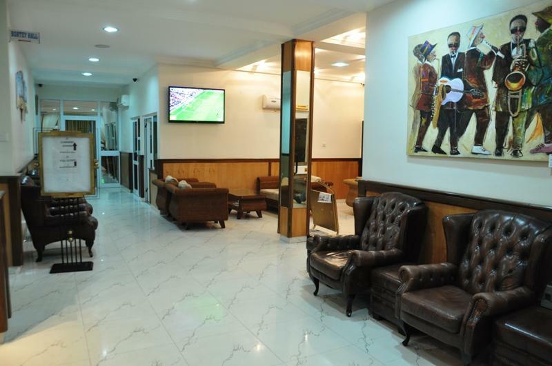 แอร์พอร์ต เวสต์ โฮเต็ล แอคครา Hotel อักกรา ภายนอก รูปภาพ